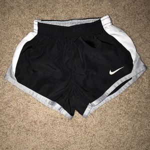 💖Little girls Nike black shorts 2t💖